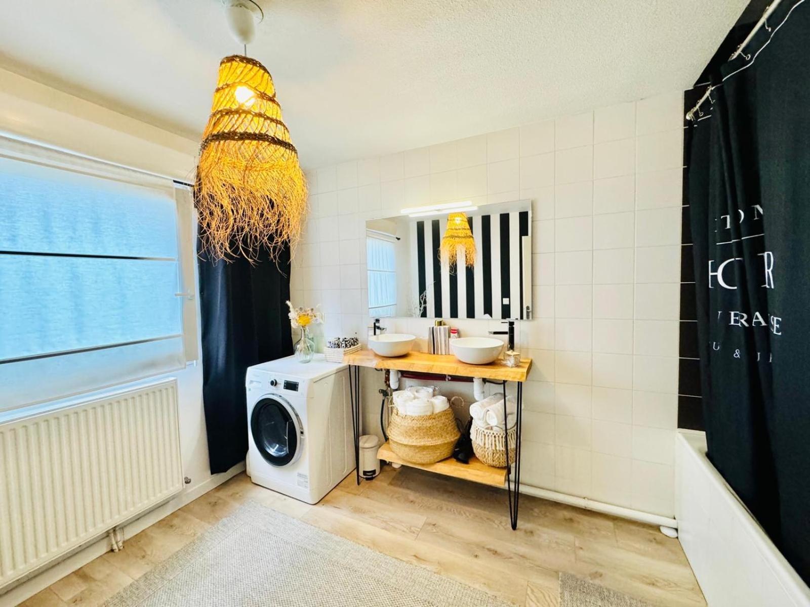 Apartment Loft Atypique13Om2-Salon De 40M2, Rooftop Et Patio Couvert Dep Tardif 13H-Pkg Gratuit Prive Sur Place